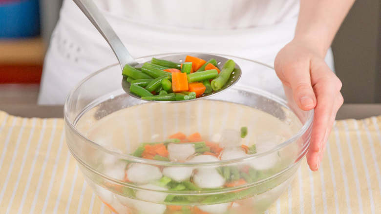 法式砂锅豆焖肉,中型汤锅中烧热水，加入胡萝卜丁和豆角煮约3-5分钟。转移至冰水中，然后滤干。将豆子、肉、汤汁和烫蔬菜盛入上菜盘中。尽情享用吧！