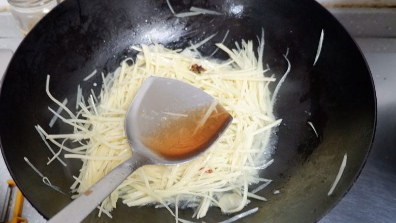 土豆丝卷饼儿#土豆还是西红柿#,放醋,盐,调味儿