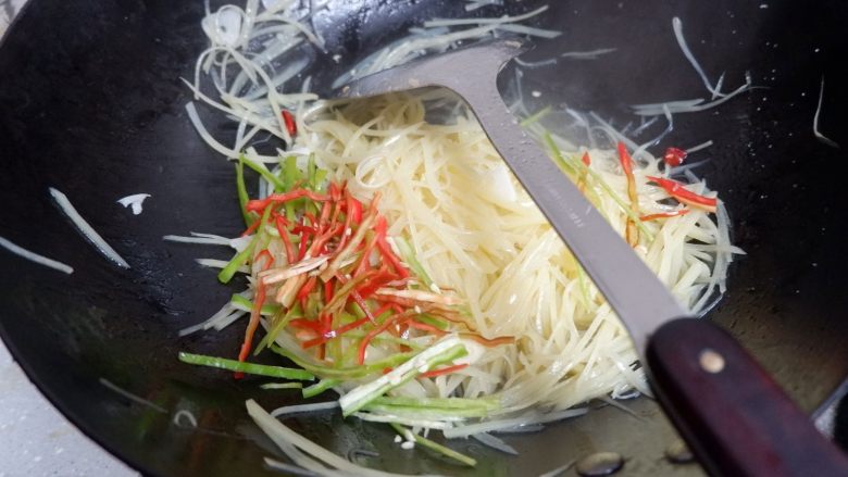 土豆丝卷饼儿#土豆还是西红柿#,土豆丝炒软以后,放入新鲜的辣椒丝儿