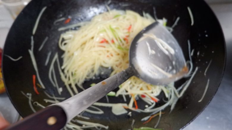 土豆丝卷饼儿#土豆还是西红柿#,翻匀后第二次放醋。沿锅边淋入,烹出醋香