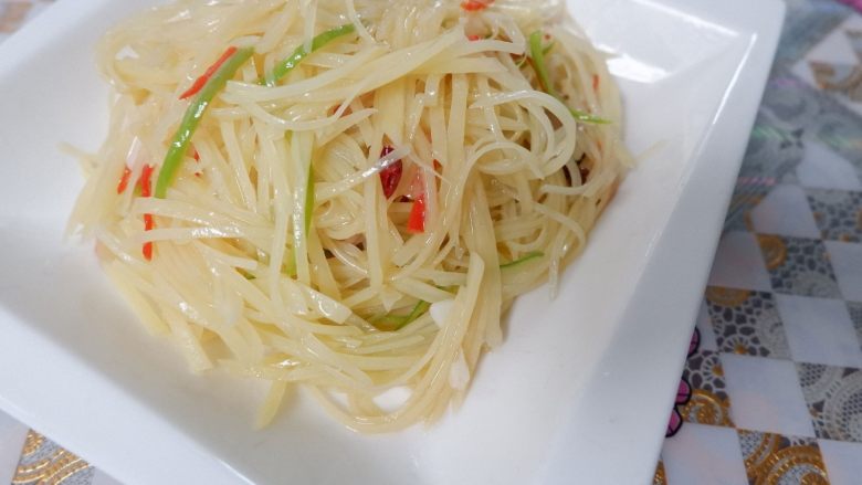 土豆丝卷饼儿#土豆还是西红柿#,关火,装盘