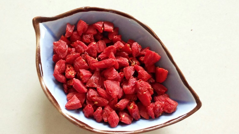 自制牛轧糖,<a style='color:red;display:inline-block;' href='/shicai/ 673'>枸杞</a>切对开