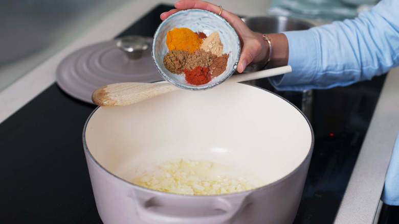 摩洛哥风味鹰嘴豆汤,在大汤锅中,中火加热橄榄油。倒入洋葱和蒜,迅速炒焦。关小火,倒入所有香料,翻炒2分钟。倒入红薯、胡萝卜、灯笼椒和茴香,翻炒2分钟。