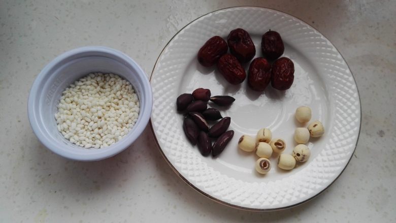 黑花生莲子糯米粥,准备好的原料。