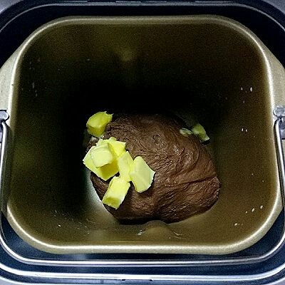 可可麻薯软欧包,启动面包机和面20分钟,加入黄油后,继续和面20分钟