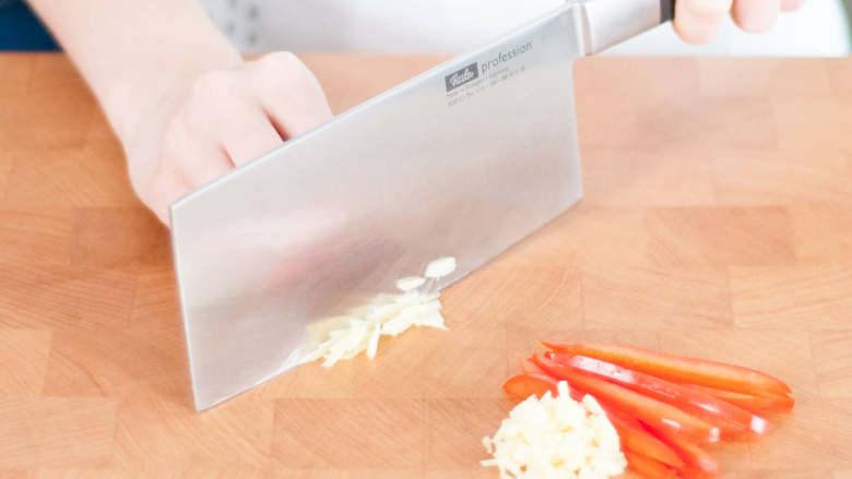 粤式白煮虾,<a style='color:red;display:inline-block;' href='/shicai/ 2800'>生姜</a>削皮切丝，灯笼椒和<a style='color:red;display:inline-block;' href='/shicai/ 138'>大葱</a>切丝。置于一旁备用。