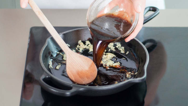 粤式白煮虾,在煎锅中加热些许<a style='color:red;display:inline-block;' href='/shicai/ 857'>植物油</a>。放入生姜，炒香。倒入<a style='color:red;display:inline-block;' href='/shicai/ 788'>生抽</a>和<a style='color:red;display:inline-block;' href='/shicai/ 721'>蚝油</a>，搅拌均匀，让其微沸1-2分钟。在大虾上放上灯笼椒丝和葱丝，淋上蘸酱。尽情享用吧！