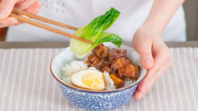 台式卤肉饭,鸡蛋切半，在碗中放上米饭，然后铺上五花肉、青菜和鸡蛋。尽情享用吧！