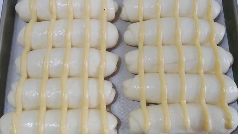 果酱奶酥排包,然后隔层挤上墨西哥面糊;