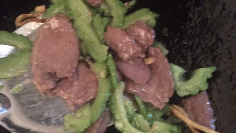 凉瓜炒牛肉,凉瓜灼过水不需要翻炒很久,放入炒好的牛肉继续翻炒一会,再加点盐调味,翻炒出锅。