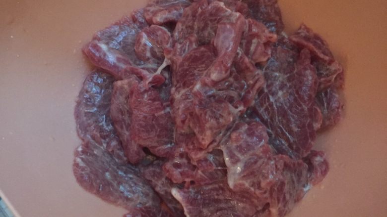 凉瓜炒牛肉,<a style='color:red;display:inline-block;' href='/shicai/ 216'>牛肉</a>切薄片放少许油,盐,生粉腌制待用