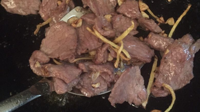 凉瓜炒牛肉,下油锅,放入姜蒜爆香下牛肉炒至5成熟出锅备用。
