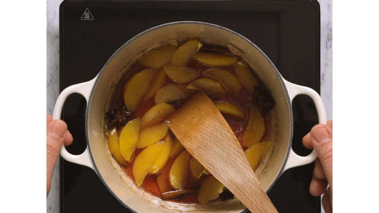 姜饼松糕佐调味橘子和肉桂奶油,制作调味<a style='color:red;display:inline-block;' href='/shicai/ 614'>橘子</a>：<a style='color:red;display:inline-block;' href='/shicai/ 614'>橘子</a>掰开，置于一旁。将普洛赛克煮沸，然后加入凝胶<a style='color:red;display:inline-block;' href='/shicai/ 10588'>糖</a>、柠檬汁、香料和蜂蜜，中火煮至变稠，约10分钟。待其冷却后，加入石榴<a style='color:red;display:inline-block;' href='/shicai/ 10588'>糖</a>浆和<a style='color:red;display:inline-block;' href='/shicai/ 614'>橘子</a>块。冷藏15分钟，或直到上菜之前。