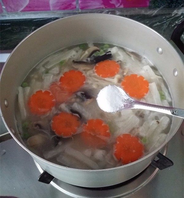 菌菇浓汤,再次煮后撒些胡萝卜点缀装饰,加1小勺食盐调味