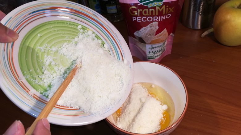 意式培根蛋面Carbonara,在盛放鸡蛋的碗中加入干奶酪粉。最好使用羊奶酪粉或者帕尔马干酪粉!