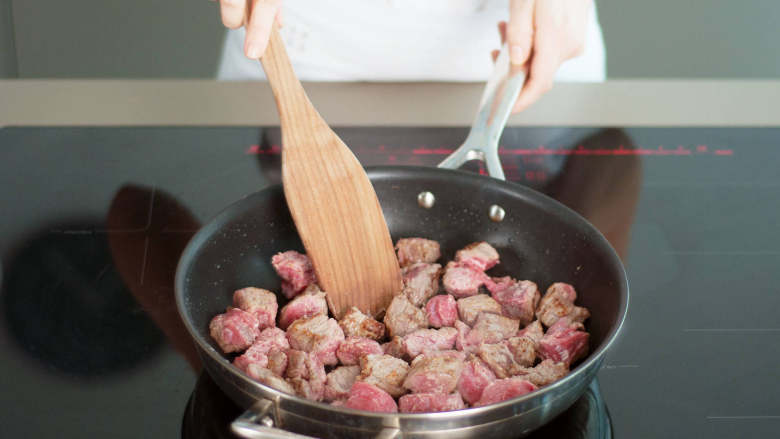 勃艮第炖牛肉,在长柄锅中,将培根煎至焦脆。置于铺有厨用纸巾的盘中晾干,将牛肉煎至表面呈棕色,同培根、土豆和红葱头一起转入炖锅。煎胡萝卜,洋葱和大蒜一起加入炖锅。