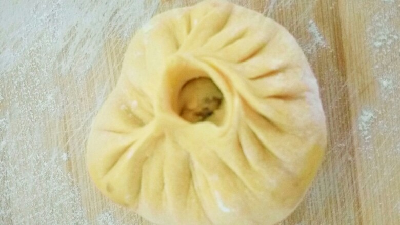 南瓜猪肉豇豆包子,最后收口,褶子在下放。
