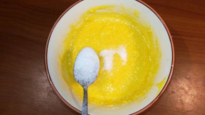 意式培根蛋面Carbonara,搅拌均匀后,先品一下奶酪鸡蛋酱!根据口味加入适量的盐和少许的<a style='color:red;display:inline-block;' href='/shicai/ 10588'>糖</a>!