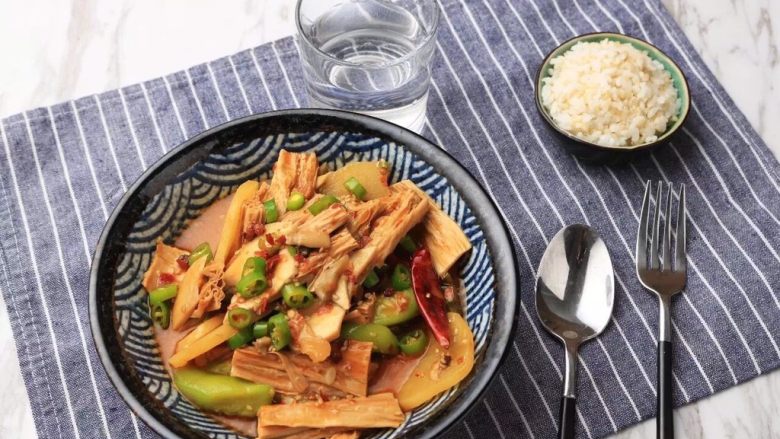负责任的告诉你,饿的时候看这锅菜能一口气吃2碗饭!?
水煮鲜蔬,小二,再上一碗米饭来......