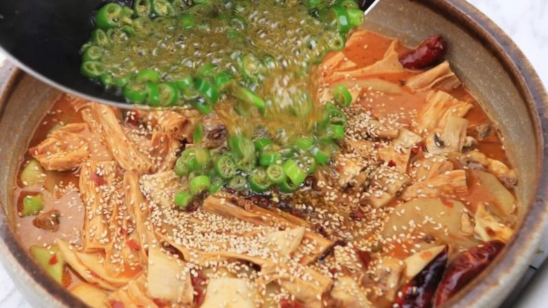负责任的告诉你,饿的时候看这锅菜能一口气吃2碗饭!?
水煮鲜蔬,直接将热油连辣椒浇在煮好的菜上刺啦一声,完成!