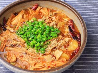 负责任的告诉你，饿的时候看这锅菜能一口气吃2碗饭！？
水煮鲜蔬