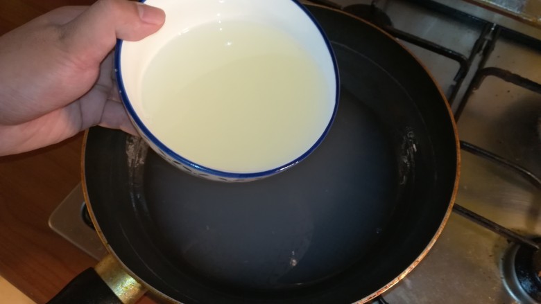 意式培根蛋面Carbonara,取一小碗面条汤备用!