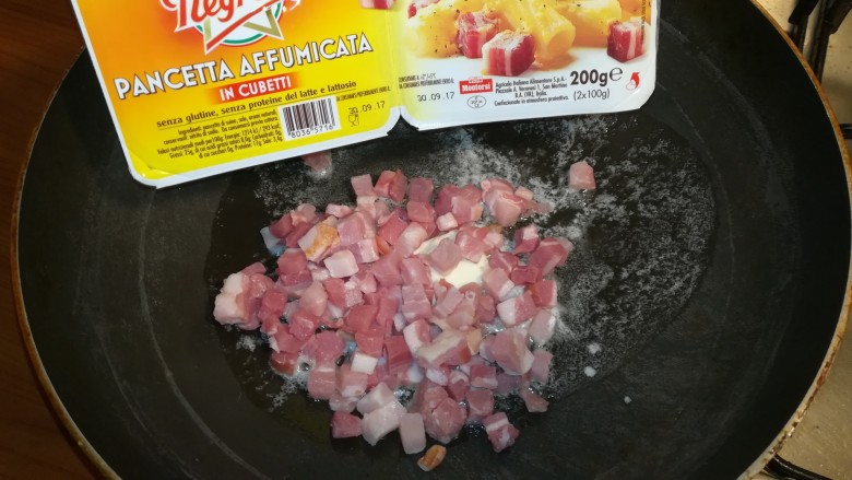 意式培根蛋面Carbonara,黄油融化后,加入200g厚培根或熏肉丁,肥瘦均匀即可!