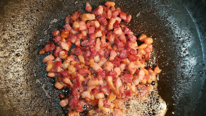 意式培根蛋面Carbonara,小火煎炒,直至肉丁表面变焦,肥肉出油为止!
