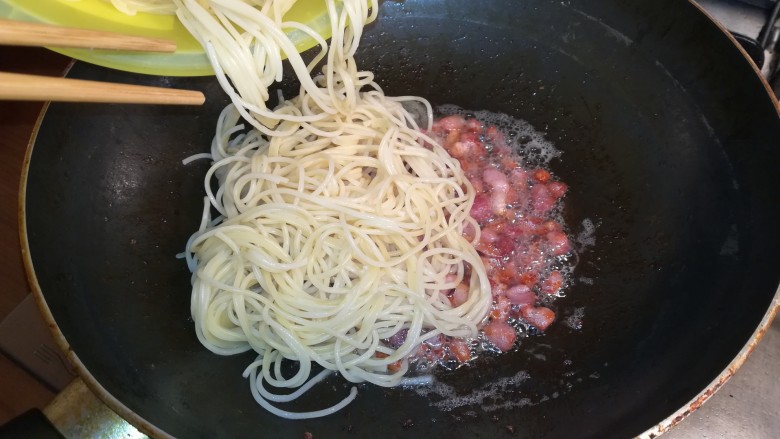 意式培根蛋面Carbonara,肉丁煎好后,直接把意面加入锅中!