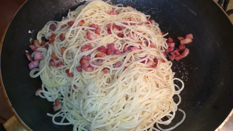 意式培根蛋面Carbonara,加入意面后,使用筷子快速搅拌均匀!使用小火!