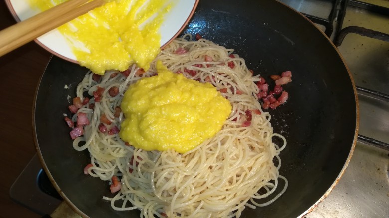 意式培根蛋面Carbonara,将之前制作的奶酪鸡蛋酱倒入锅中！