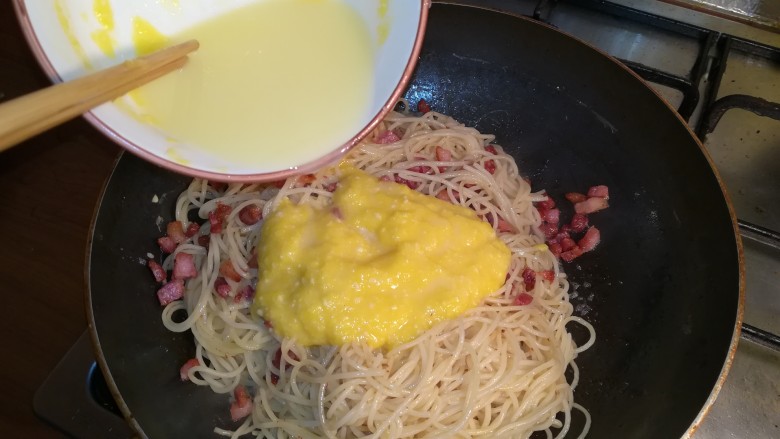 意式培根蛋面Carbonara,迅速加入适量的面条汤,不干锅就可以!