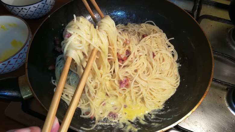 意式培根蛋面Carbonara,迅速搅拌均匀，使酱与面条均匀融合！搅拌收汁！不需要太干，面条表面湿润即可！