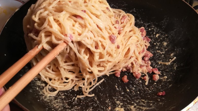 意式培根蛋面Carbonara,搅拌均匀并且收汁后,即可盛盘!