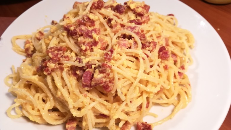 意式培根蛋面Carbonara,盛入浅盘中。