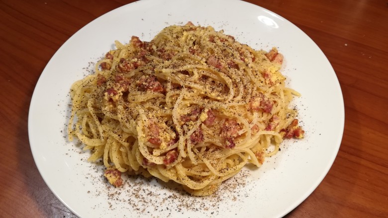 意式培根蛋面Carbonara,加入适量的<a style='color:red;display:inline-block;' href='/shicai/ 134333'>黑胡椒</a>!