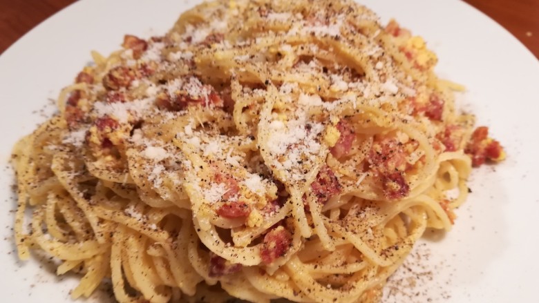 意式培根蛋面Carbonara,加入适量的干奶酪粉,即可食用!!