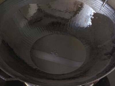 麻辣小龙虾,锅里留很少的油,烧热,把滤干的黄瓜倒进去炒,不用加调味料
