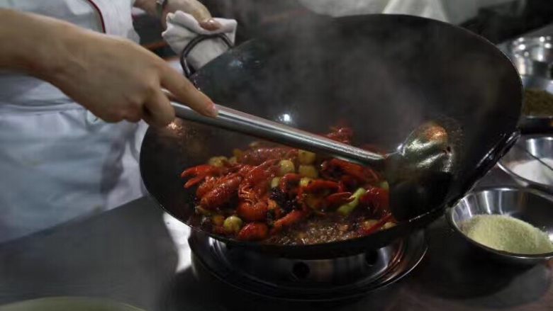 麻辣小龙虾,炒好了的虾颜色红亮,黄瓜脆嫩,虾肉细嫩入味,味道香辣。汁水不多,不淹过虾,但又能给虾提供足够的味道