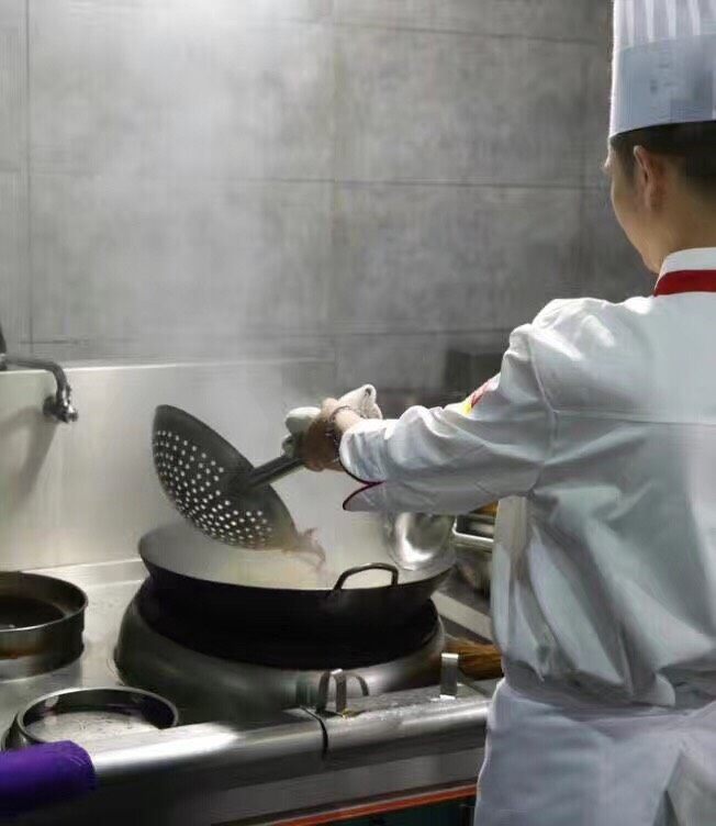 麻辣小龙虾,锅里放油,烧热,然后放配料.葱、姜、蒜、干辣椒、干花椒,炒出香味后,倒虾与鹌鹑蛋