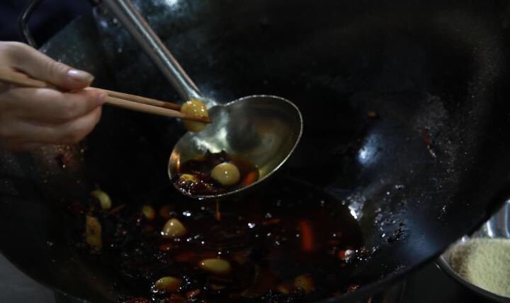 麻辣小龙虾,倒出,装盘。