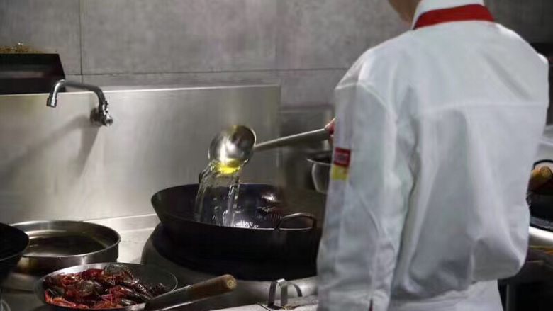 麻辣小龙虾,锅里放油,油温一定要高