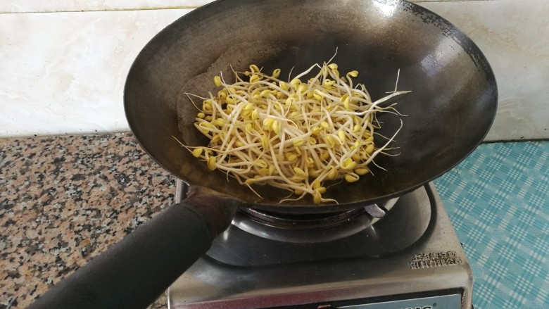 五味黄豆芽菜,锅里放点适量香油开至中火油温爆炒<a style='color:red;display:inline-block;' href='/shicai/ 2692'>黄豆芽</a>,在放点适量盐,鸡精和水!!!