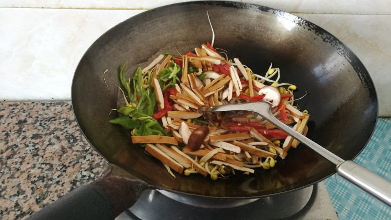 五味黄豆芽菜,待豆芽炒熟后即可放入切好菜开至大火一起快速爆炒,爆炒过程中放点少许盐,蚝油或老抽!!!