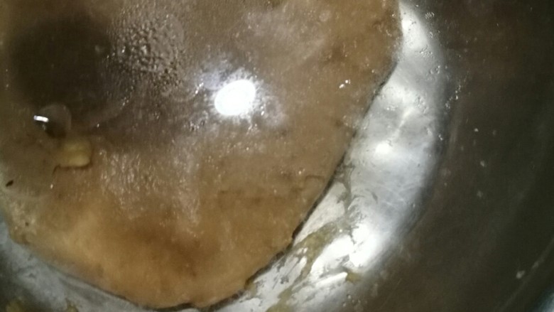 红糖全麦欧包,2份面都排气整形,静止20分钟后,4/5的面压扁卷入<a style='color:red;display:inline-block;' href='/shicai/ 603'>葡萄干</a>,1/5的面擀开,包裹大面团,封口哦😄