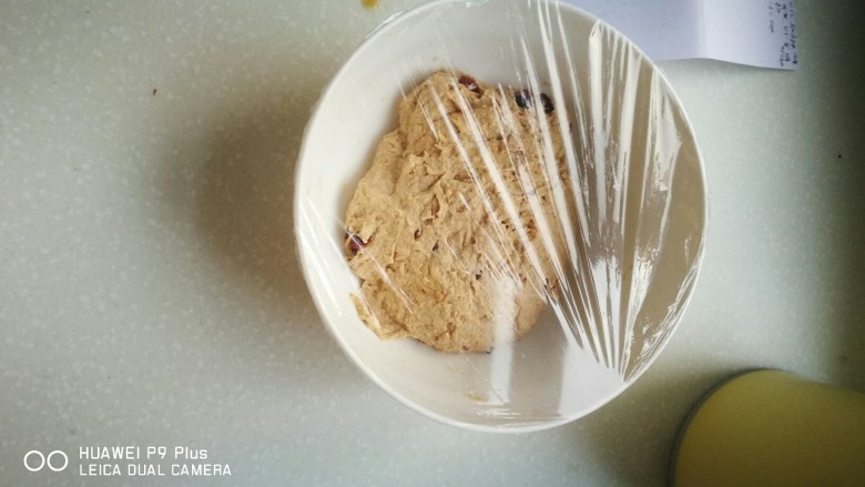 免揉蔓越莓欧包,所有材料放到容器里,用切板刀搅拌成面团,室温两个小时,每半个小时翻版一次,共四次,放冰箱冷藏过夜哦😄12小时以上。