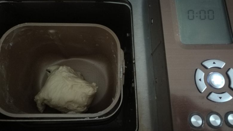 超好吃奶黄餐包,和面结束,静置5分钟。