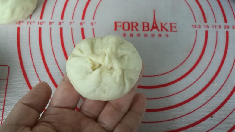 超好吃奶黄餐包,收口捏紧,避免爆出。