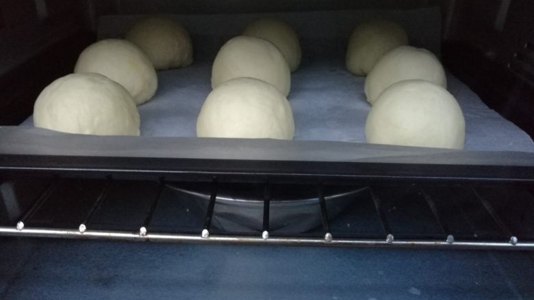 超好吃奶黄餐包,全部做好后放入烤箱或者微波炉(不开火),旁边放一碗热水。