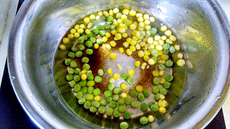 椰香土豆泥沙拉,令起锅,添水烧开,加入青豆和玉米粒焯熟,捞出过凉